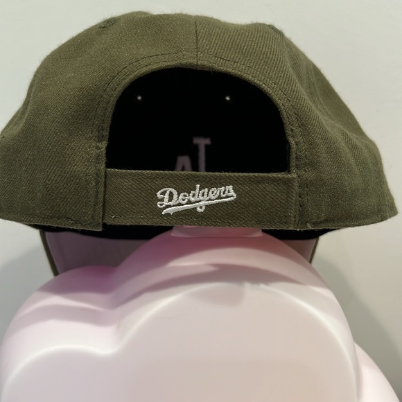 ⚾️Gently used Los Angeles Dodgers baseball cap 🧢 OSFA In Army Green/ White - Picture 3 of 7